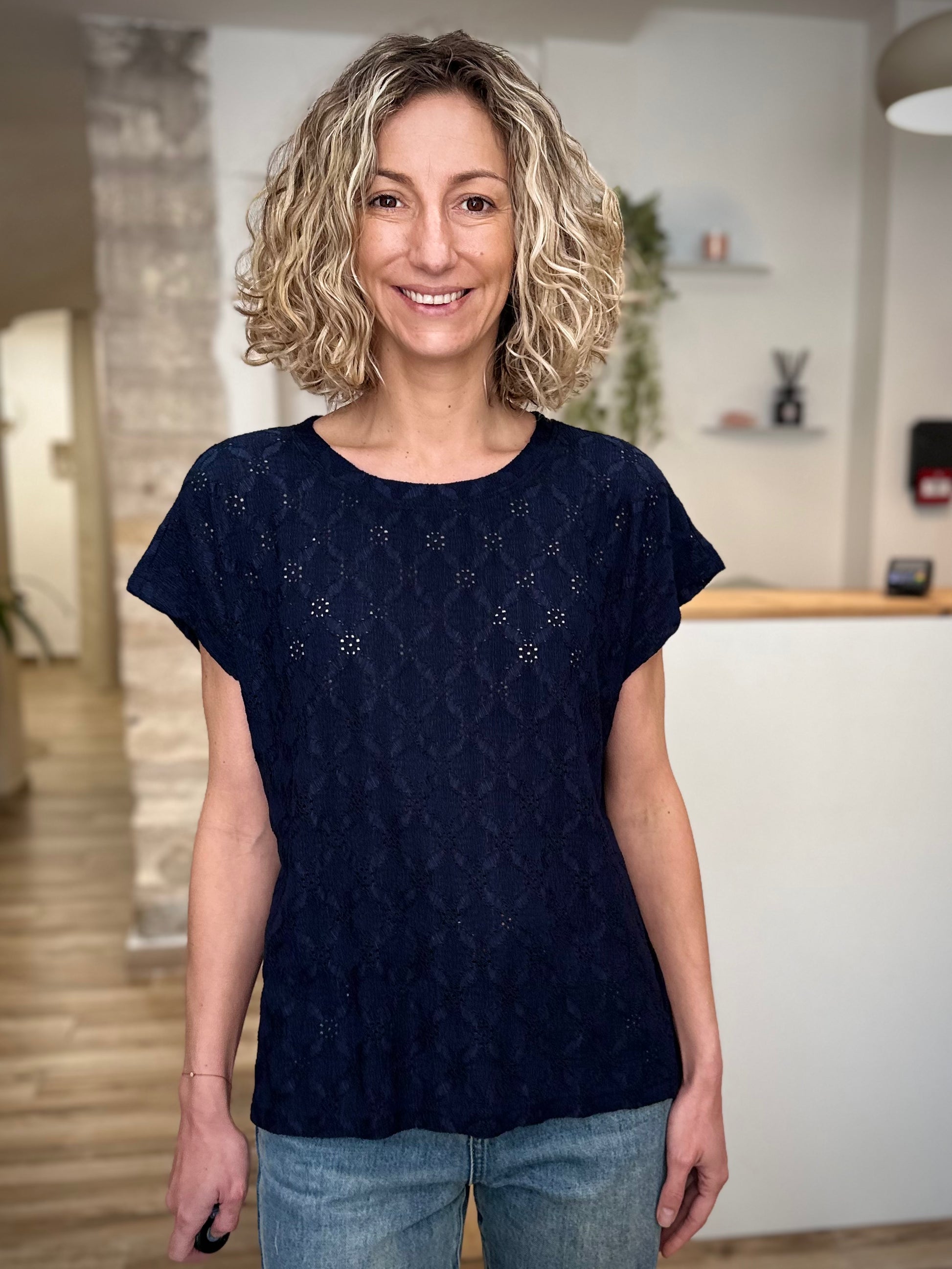 Top dentelle bleu marine porté avec jean look casual chic 