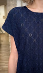 Détail dentelle ajourée tee-shirt femme élégant 