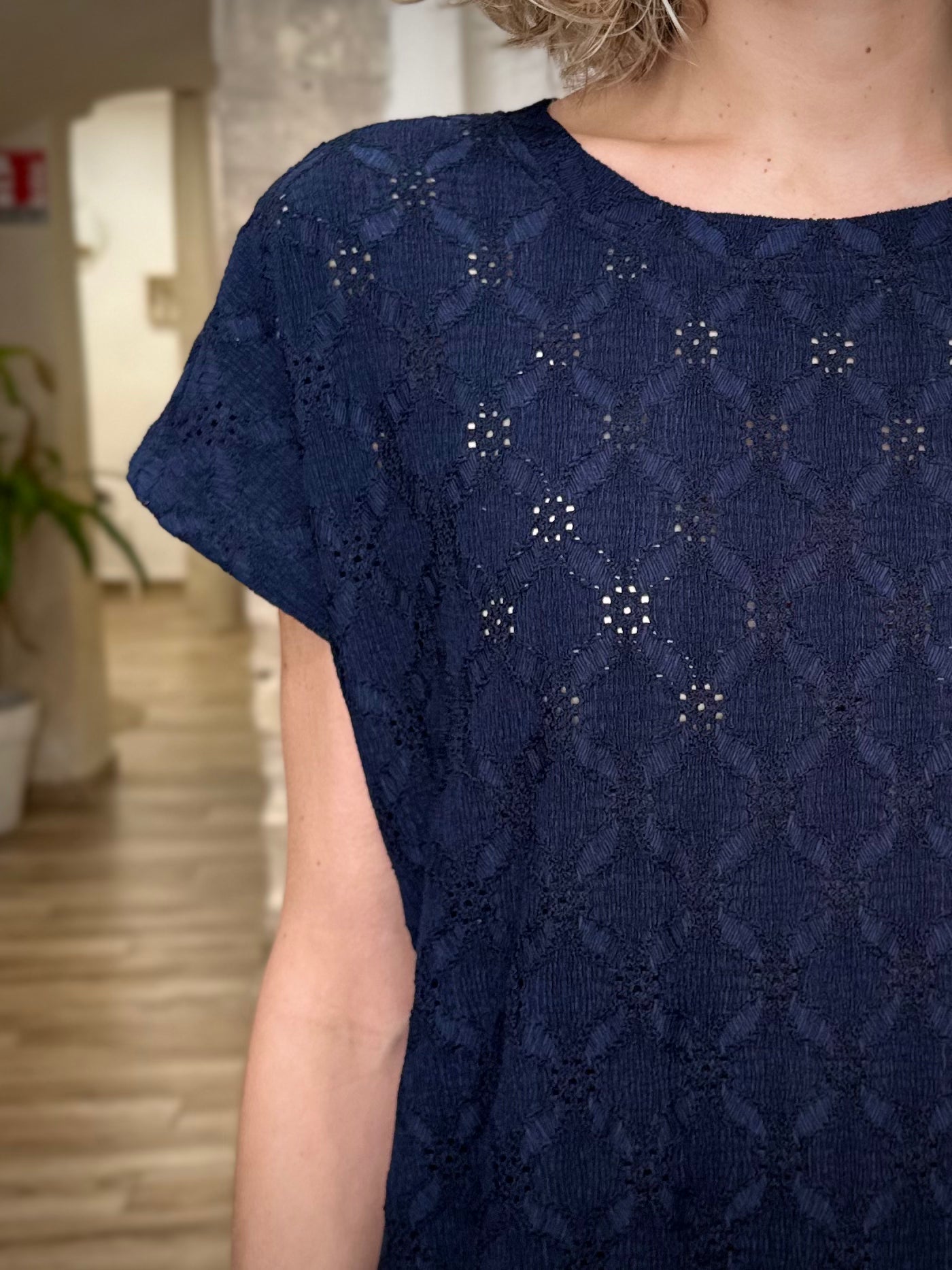 Détail dentelle ajourée tee-shirt femme élégant 