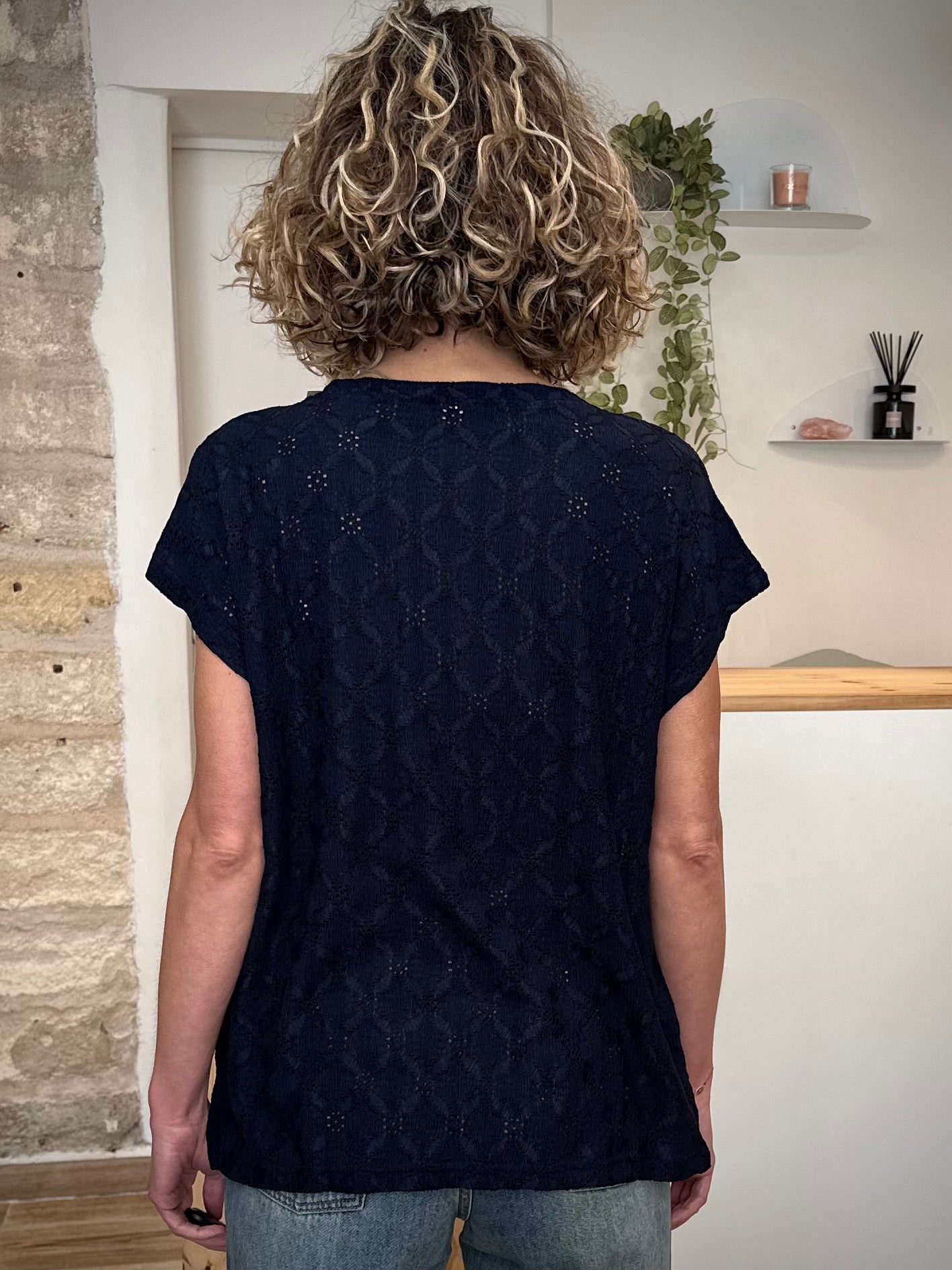 Tee-shirt coupe ample dentelle bleu marine de dos