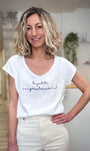 Femme portant un tee-shirt blanc La Petite Pérolienne 