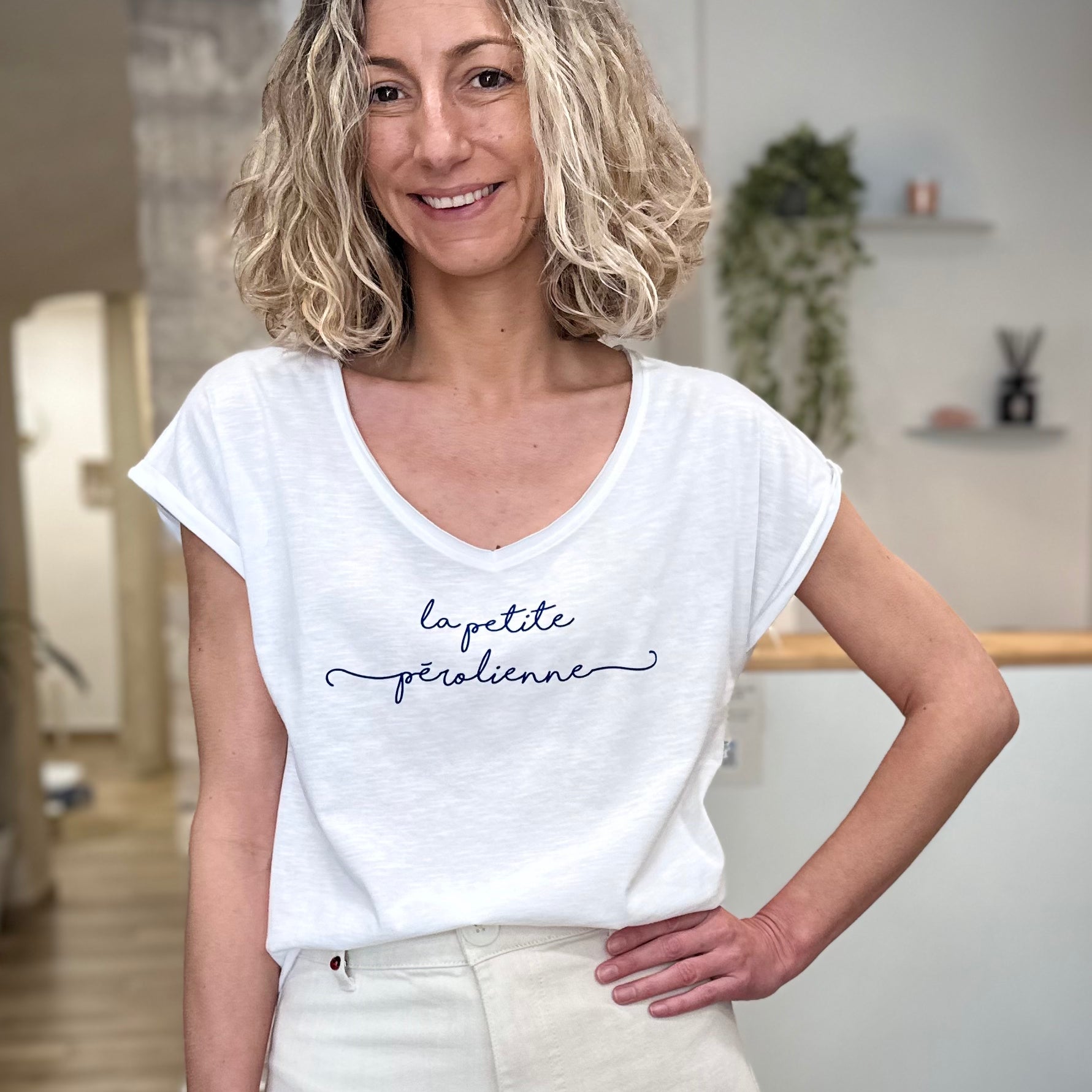 Femme portant un tee-shirt blanc La Petite Pérolienne 