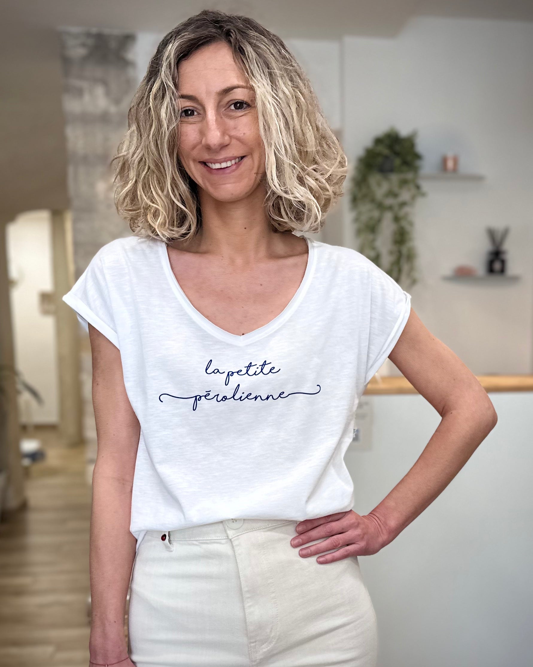 Femme portant un tee-shirt blanc La Petite Pérolienne 