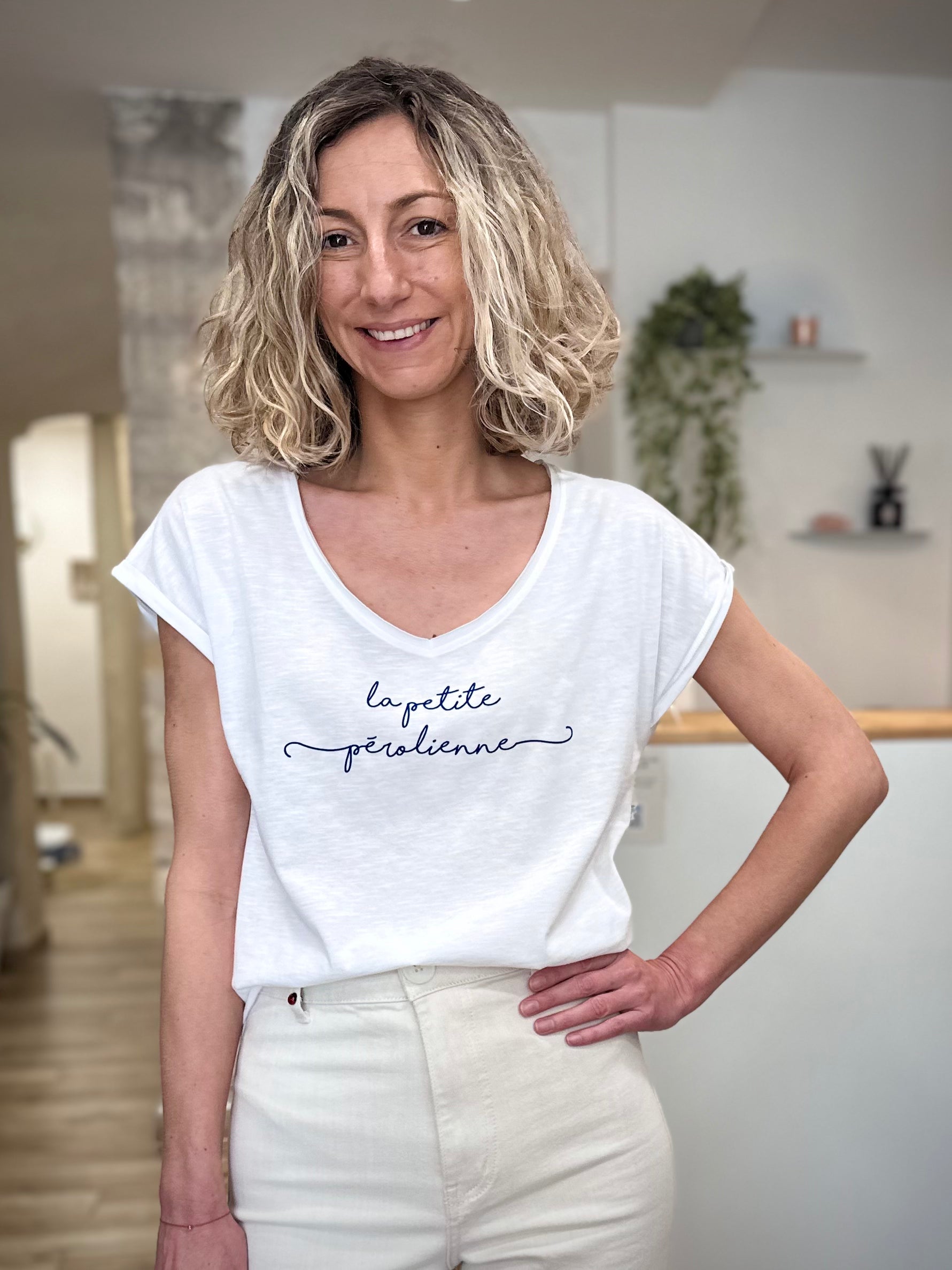 Femme portant un tee-shirt blanc La Petite Pérolienne 