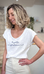 Femme portant un tee-shirt blanc inscription manuscrite 