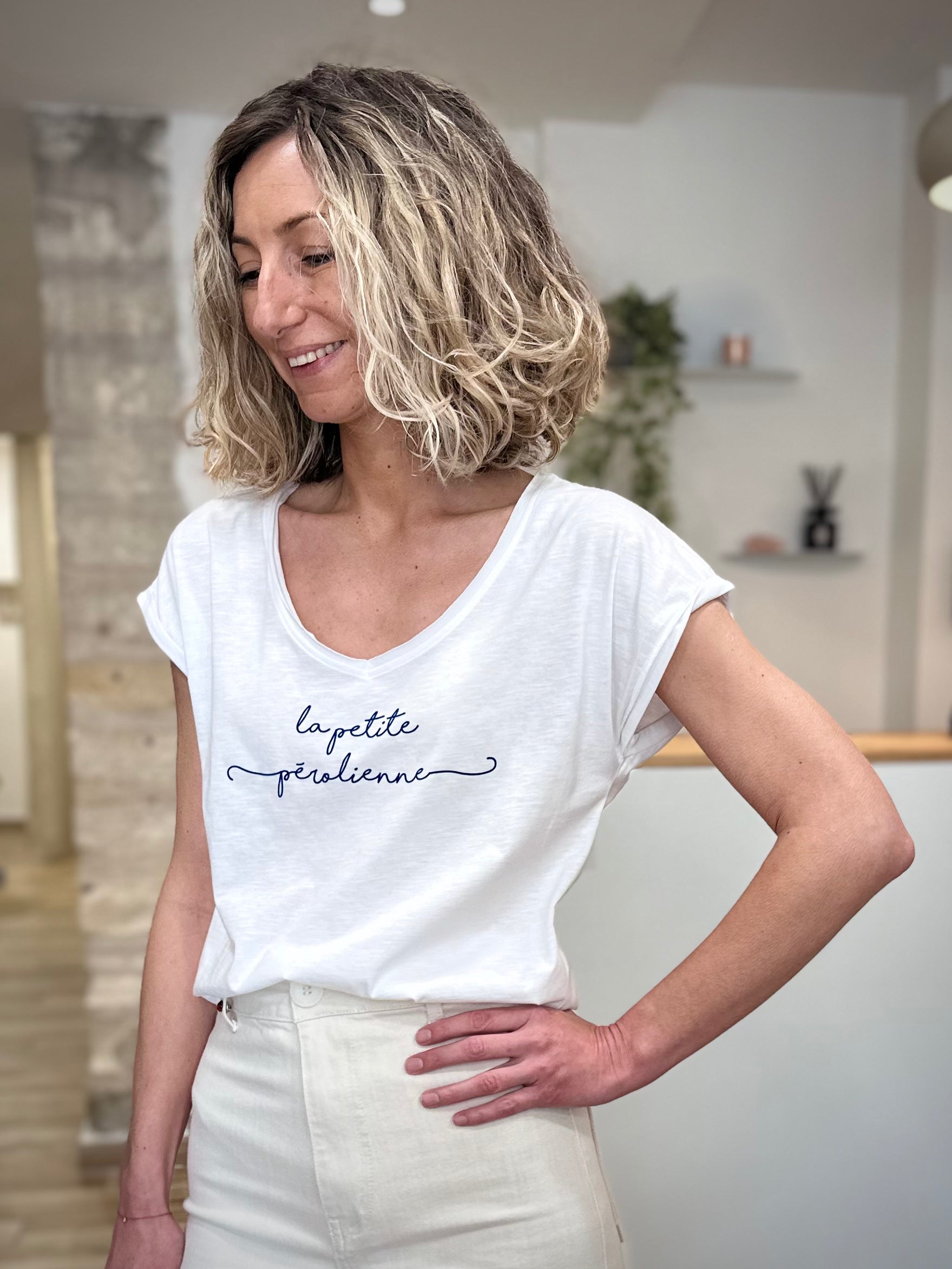 Femme portant un tee-shirt blanc inscription manuscrite 