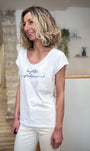Femme souriante en tee-shirt blanc casual chic 