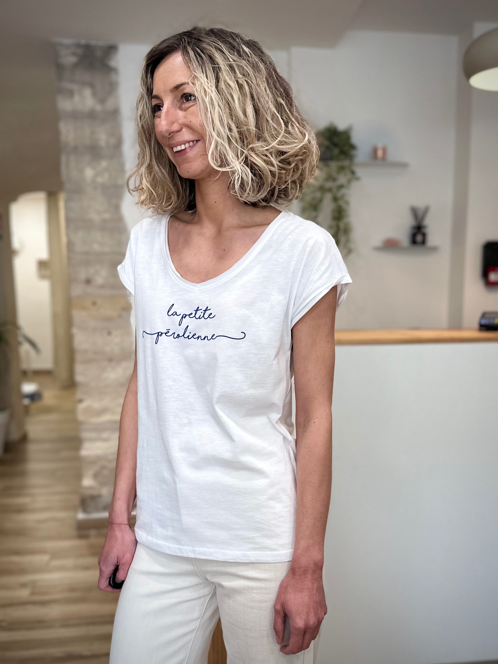 Femme souriante en tee-shirt blanc casual chic 