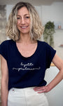 Femme portant un tee-shirt bleu marine La Petite Pérolienne 