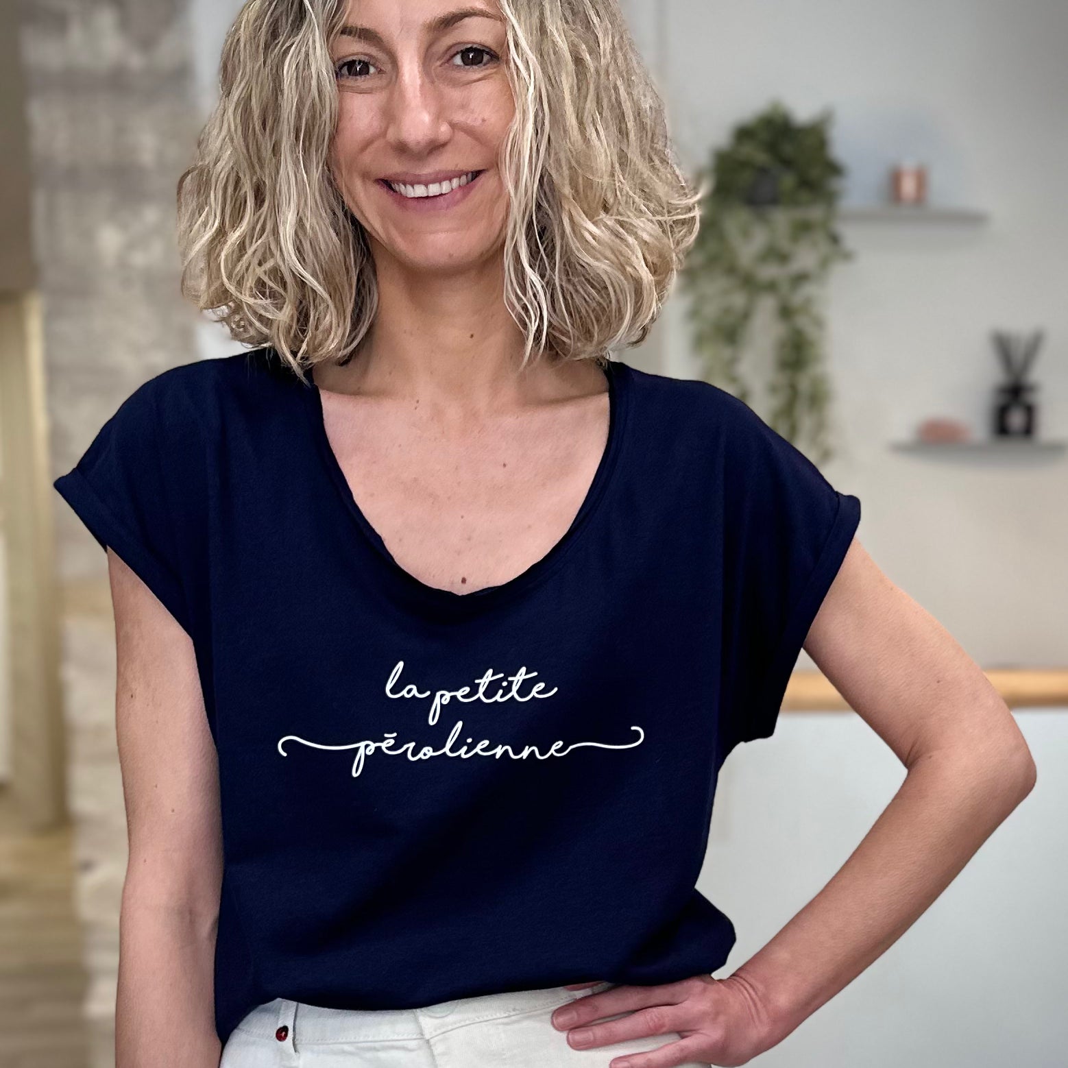 Femme portant un tee-shirt bleu marine La Petite Pérolienne 