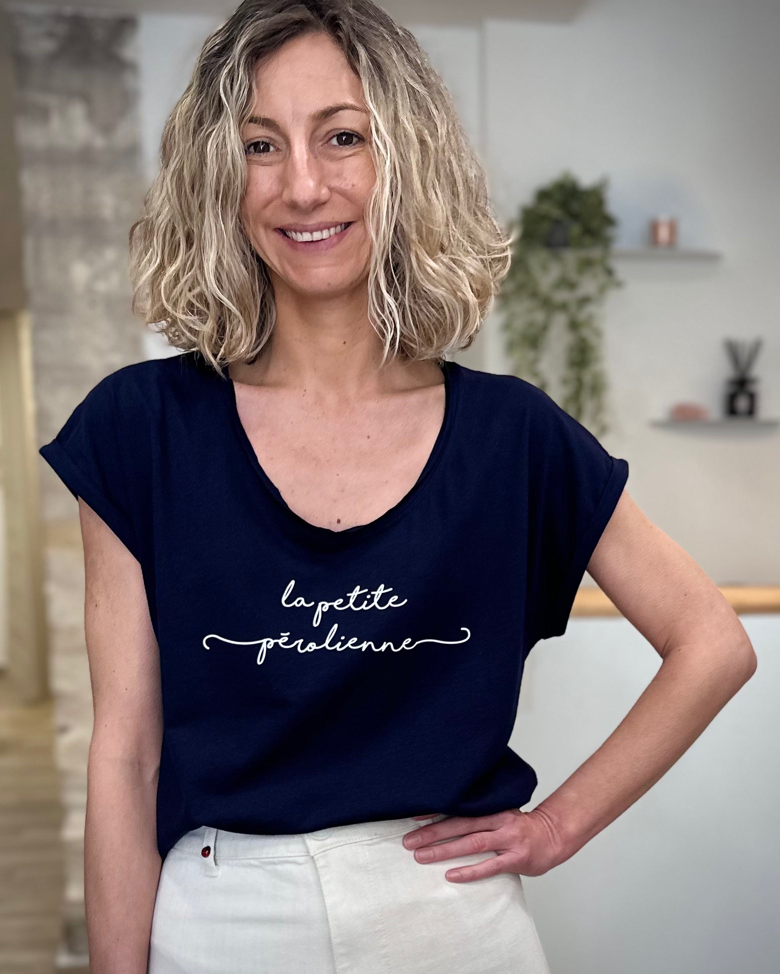 Femme portant un tee-shirt bleu marine La Petite Pérolienne 
