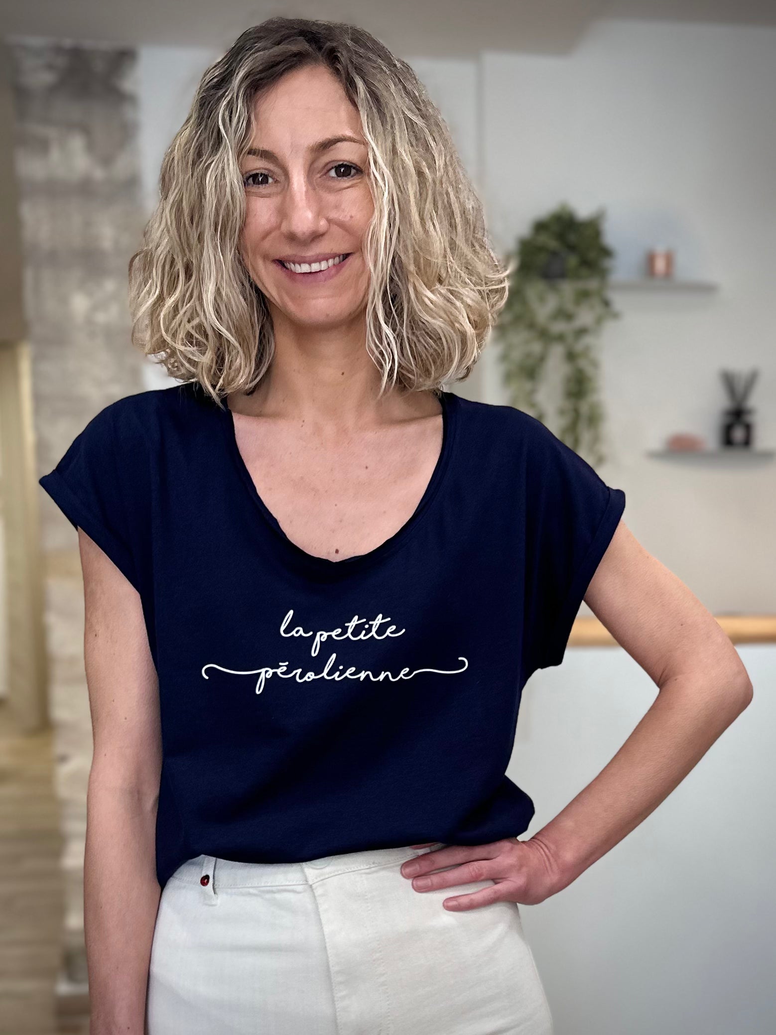 Femme portant un tee-shirt bleu marine La Petite Pérolienne 
