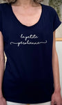 Détail marquage La petite pérolienne blanc sur tee-shirt 