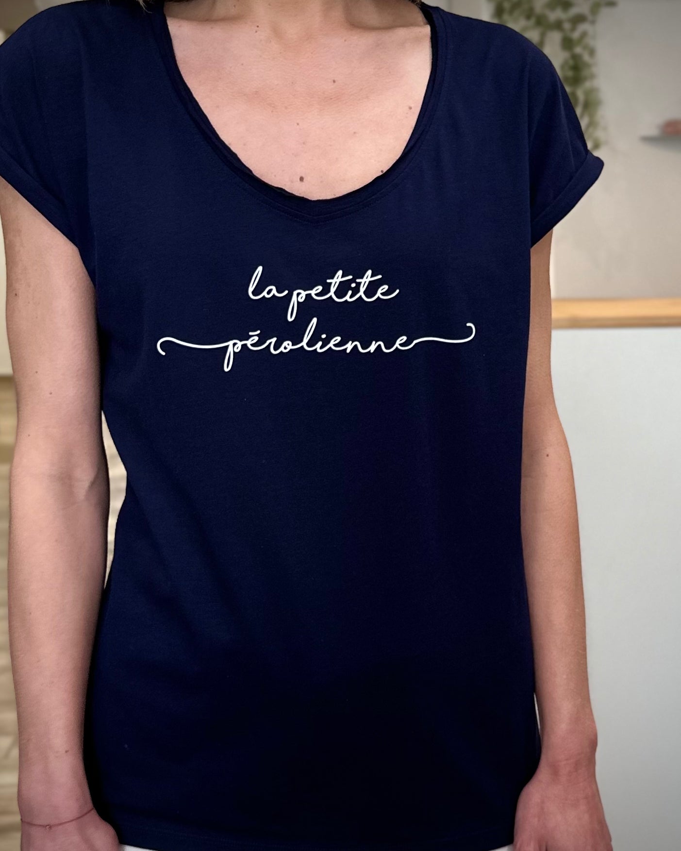 Détail marquage La petite pérolienne blanc sur tee-shirt 