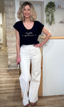 Look minimaliste femme avec tee-shirt inscription blanche 