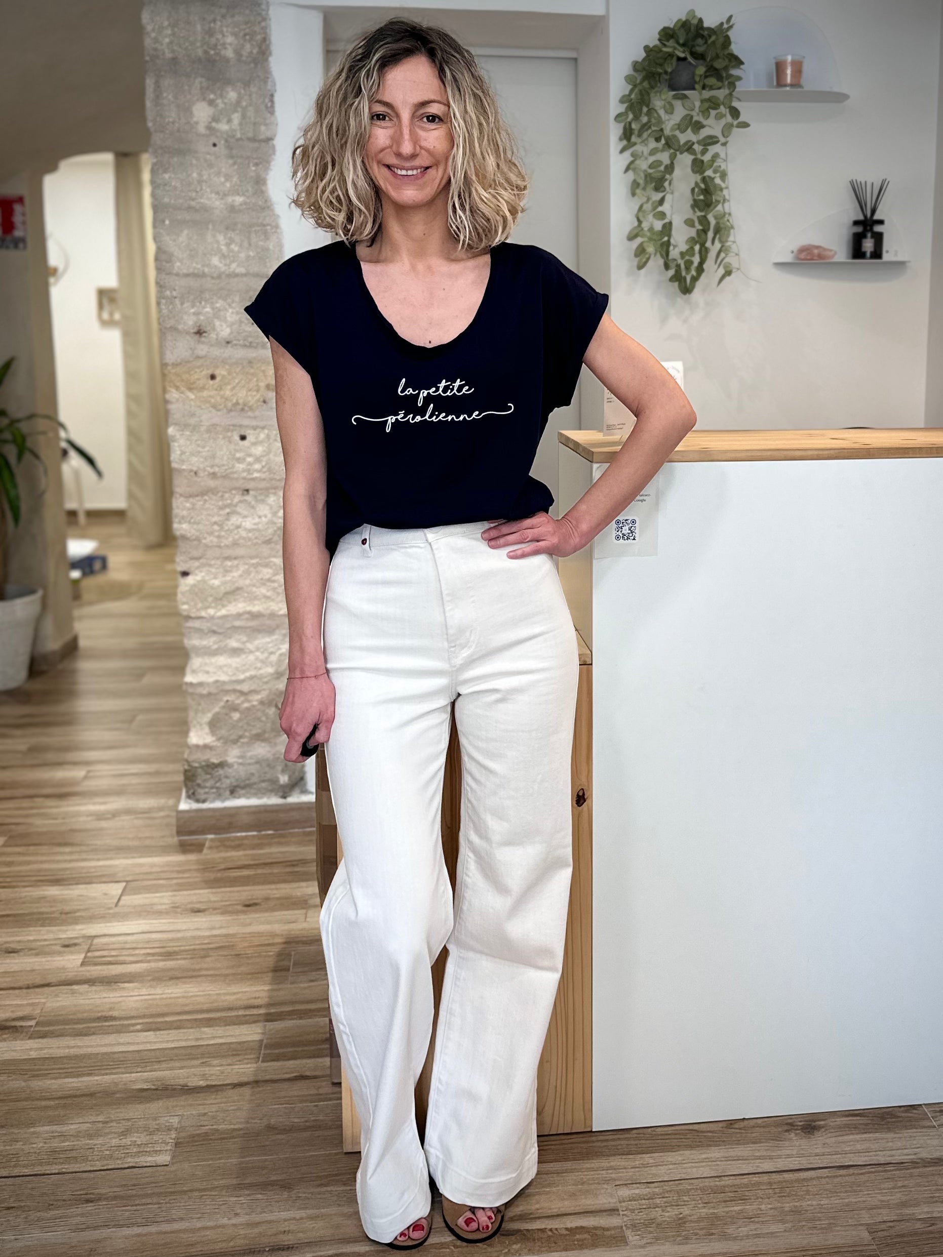 Look minimaliste femme avec tee-shirt inscription blanche 