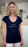 Tee-shirt La Petite Pérolienne porté en intérieur lumineux 