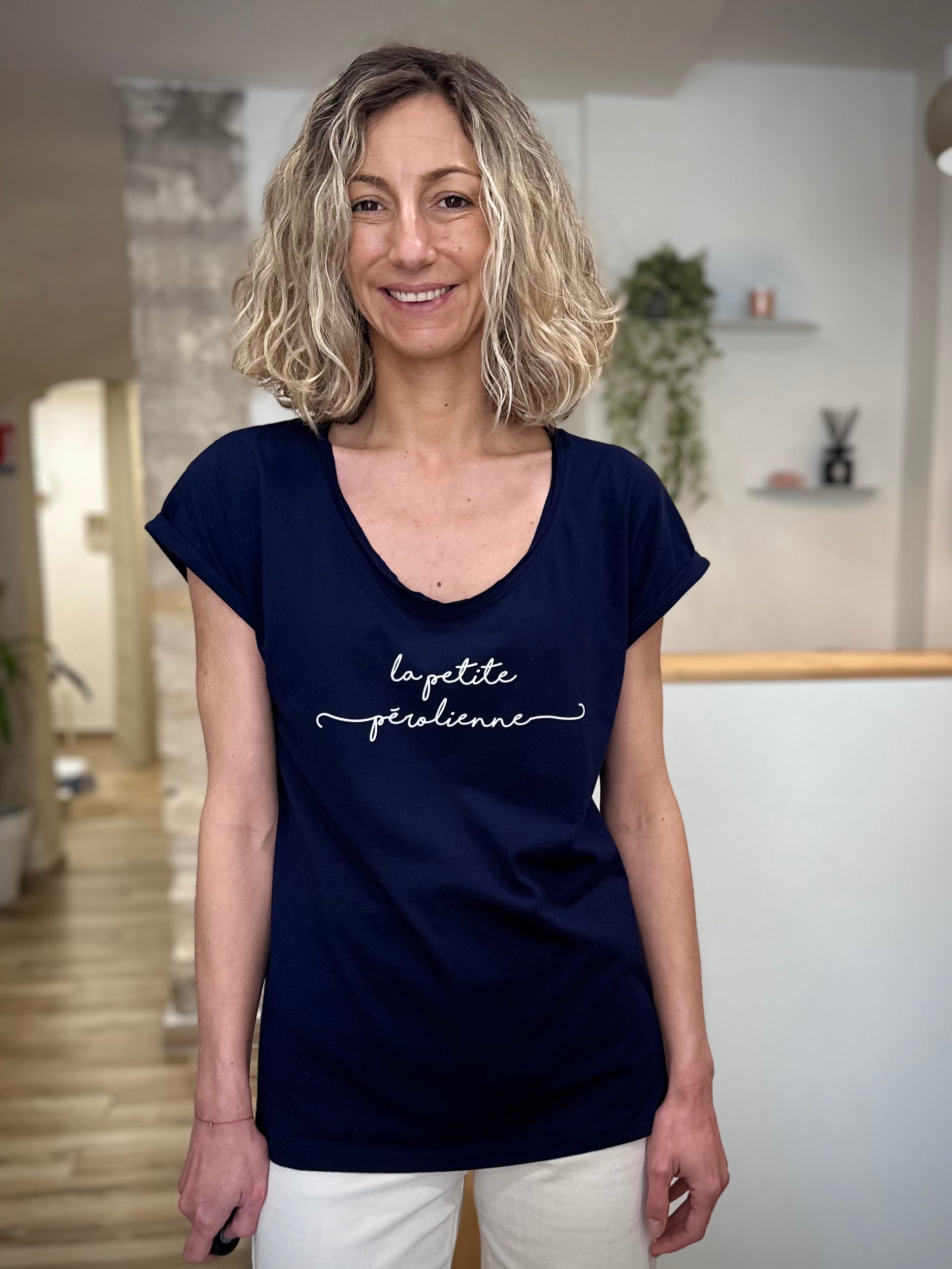 Tee-shirt La Petite Pérolienne porté en intérieur lumineux 