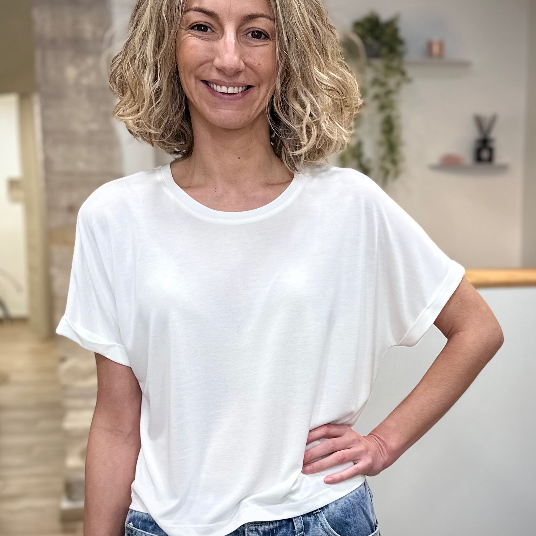 Femme portant t-shirt oversize ivoire en modal