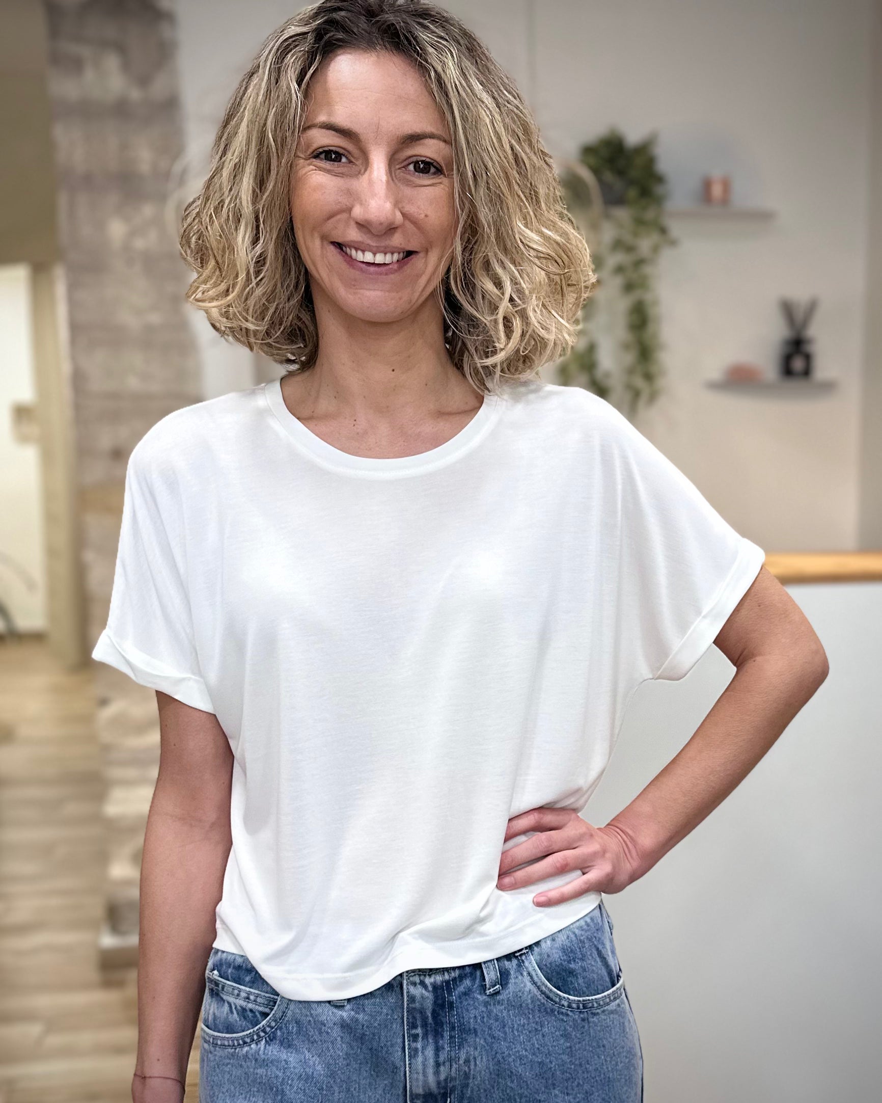 Femme portant t-shirt oversize ivoire en modal