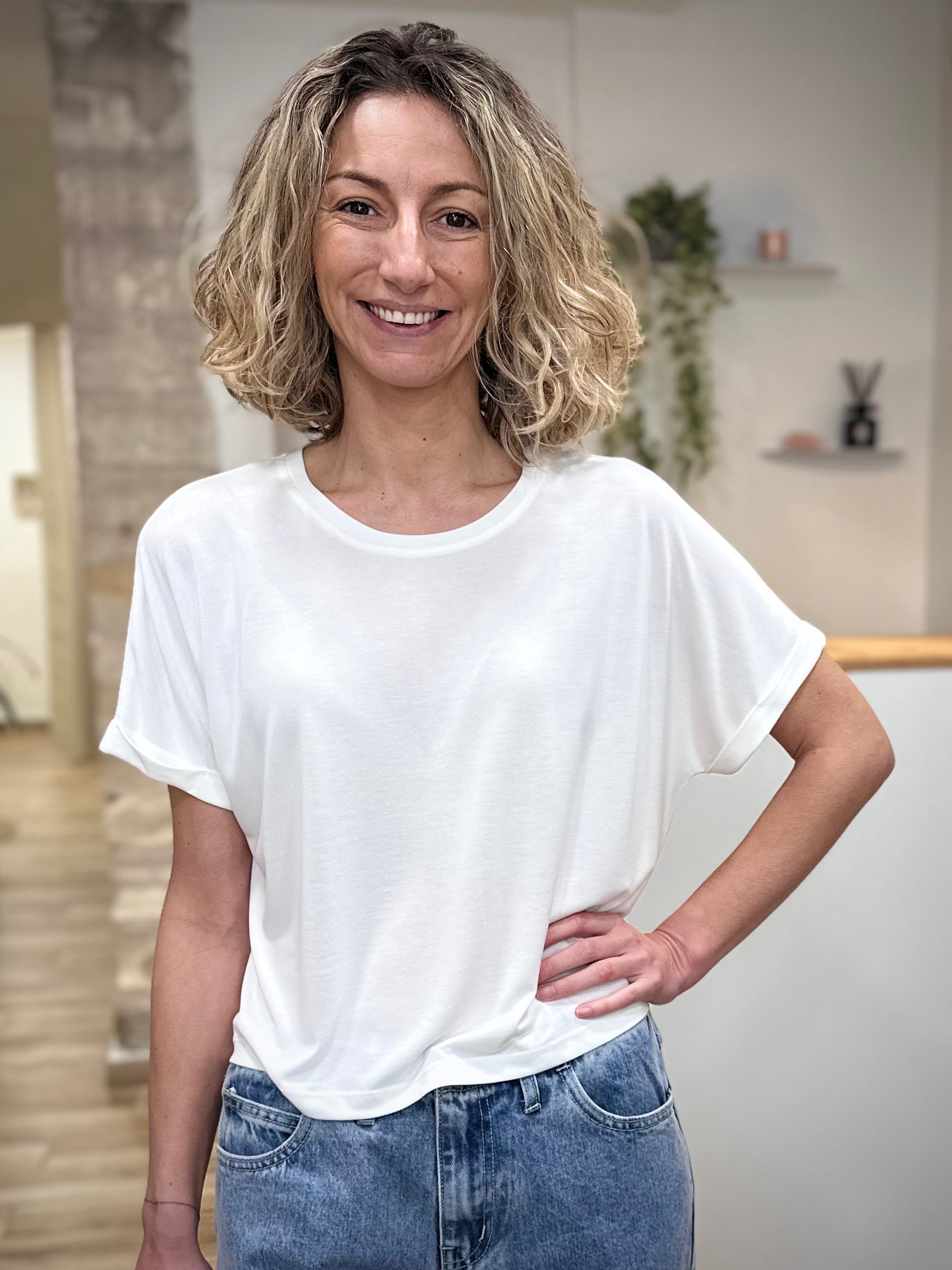 Femme portant t-shirt oversize ivoire en modal