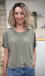 Femme portant t-shirt oversize kaki en modal fluide