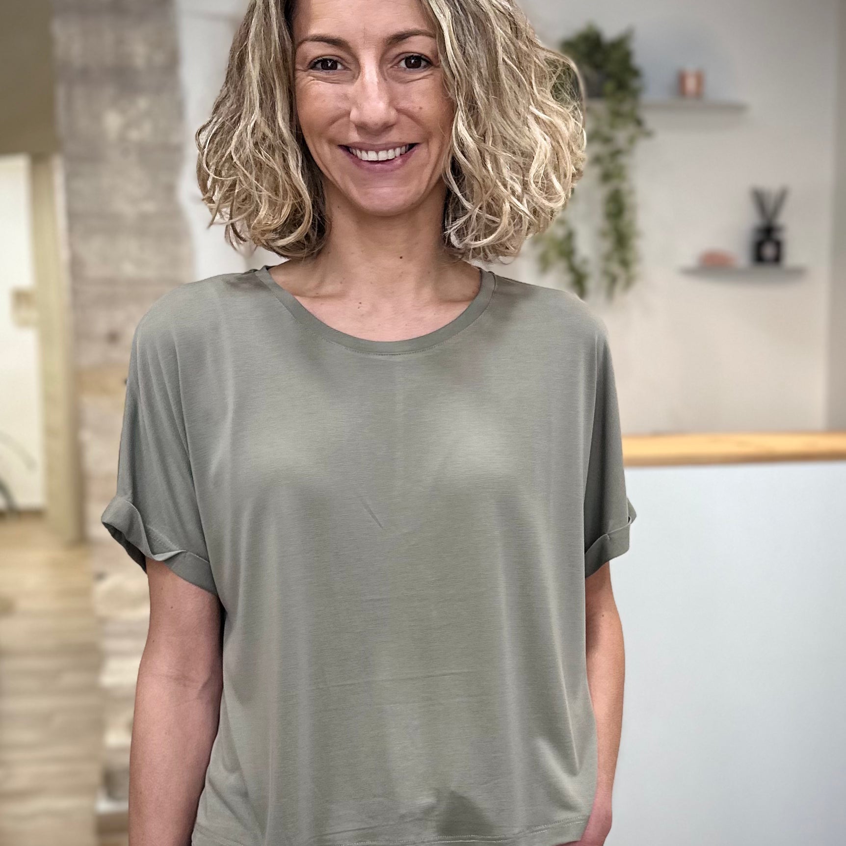 Femme portant t-shirt oversize kaki en modal fluide