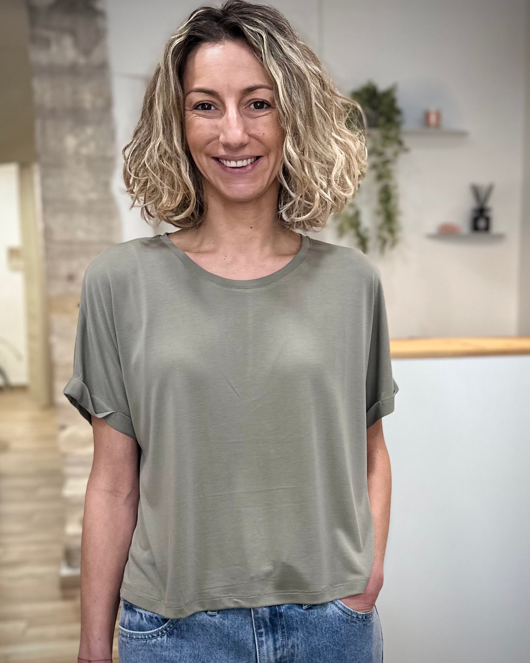 Femme portant t-shirt oversize kaki en modal fluide