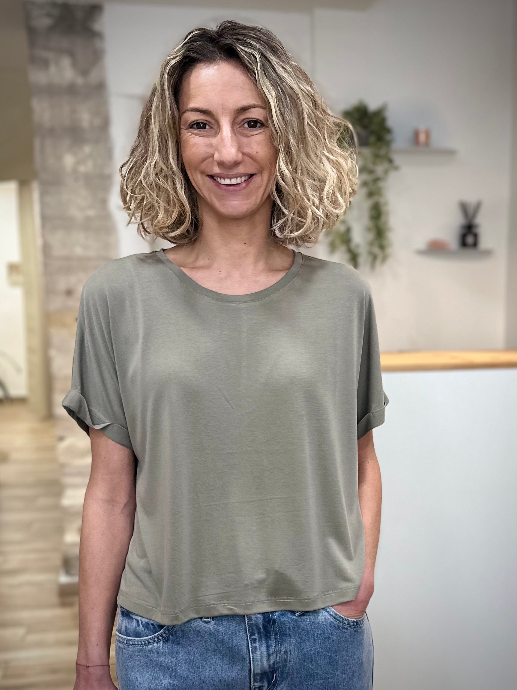 Femme portant t-shirt oversize kaki en modal fluide