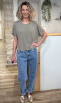 Tenue femme avec t-shirt kaki fluide
