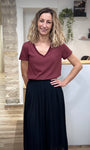 Tenue automne casual chic t-shirt bordeaux et jupe plissee