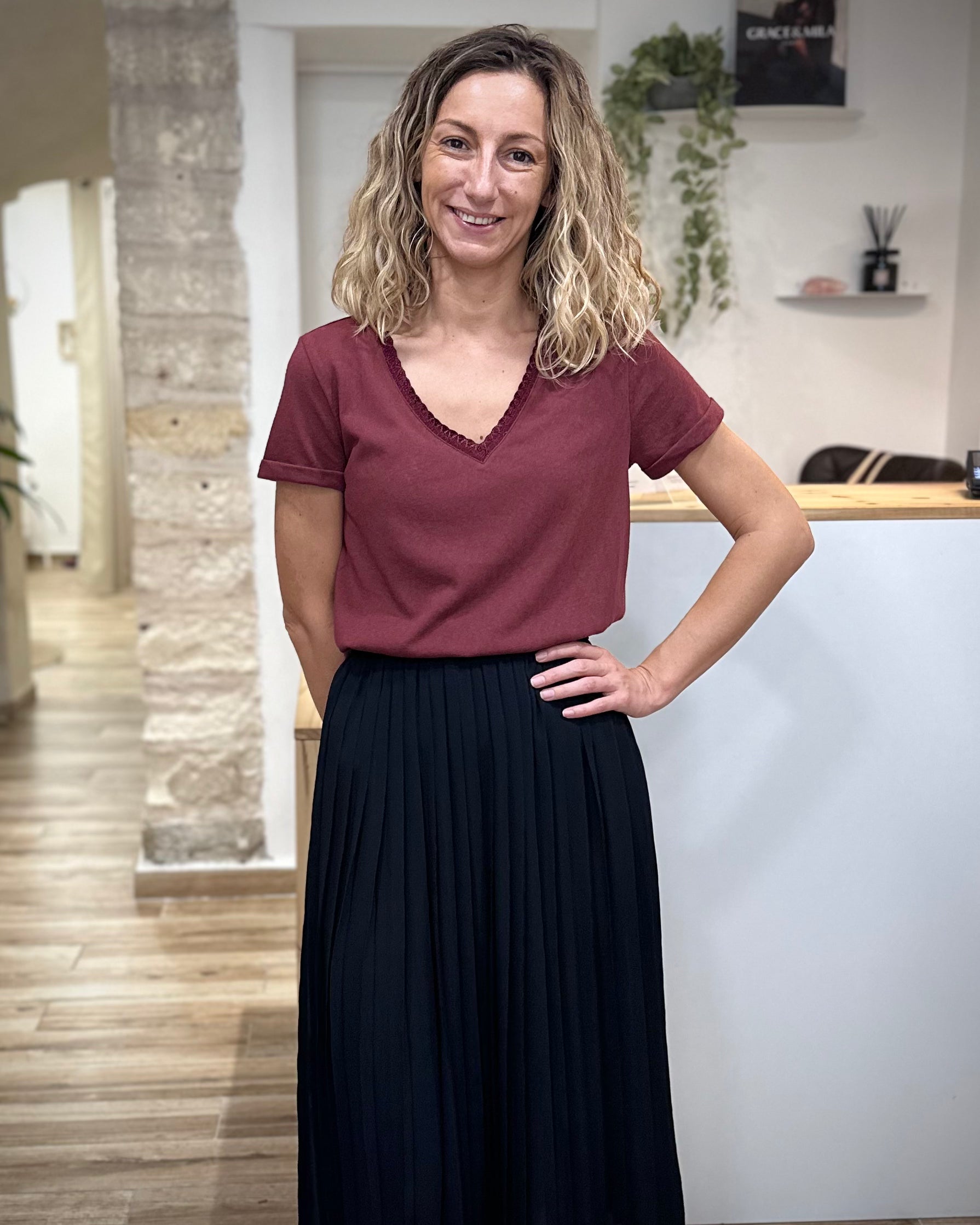 Tenue automne casual chic t-shirt bordeaux et jupe plissee