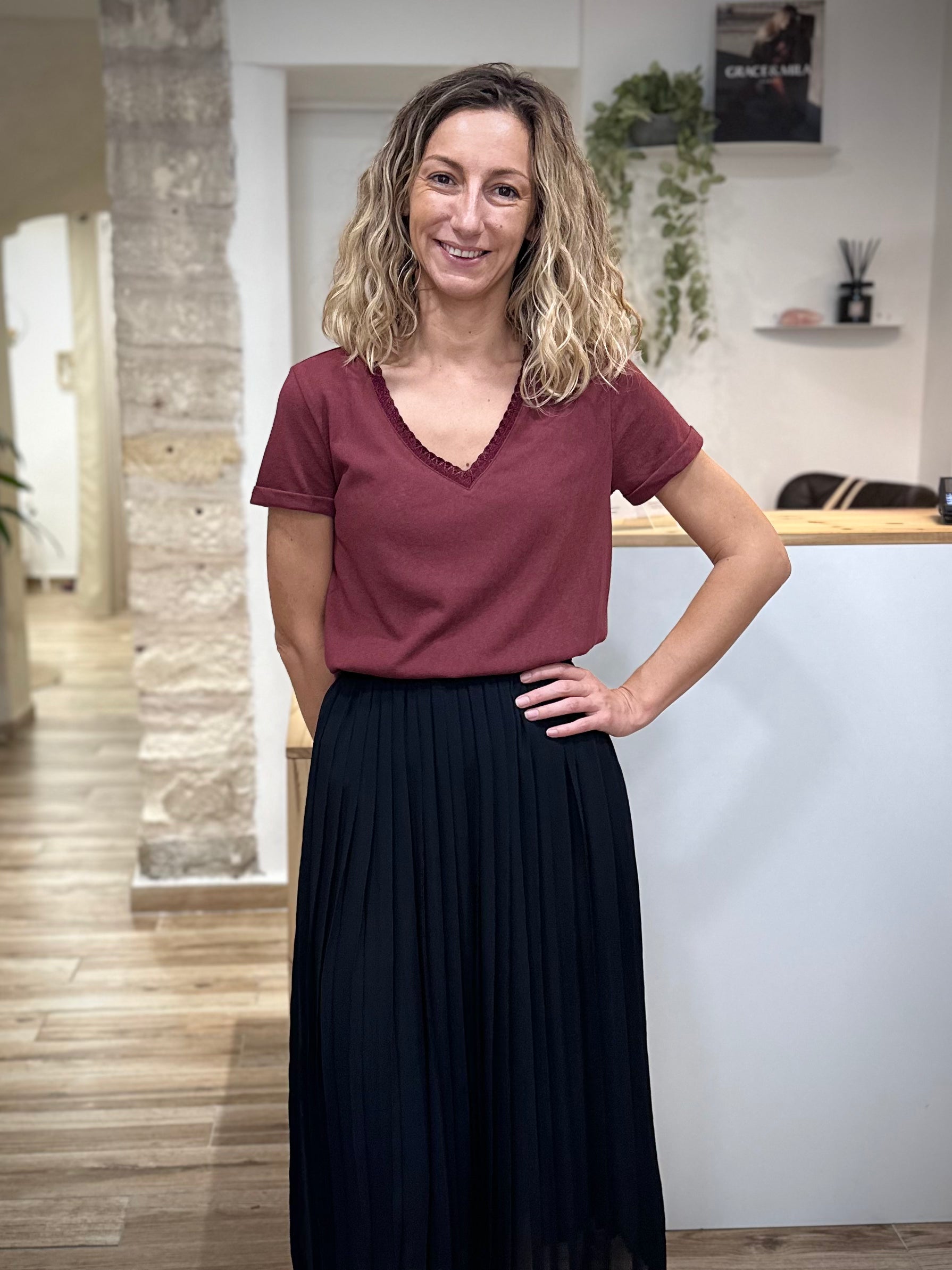 Tenue automne casual chic t-shirt bordeaux et jupe plissee