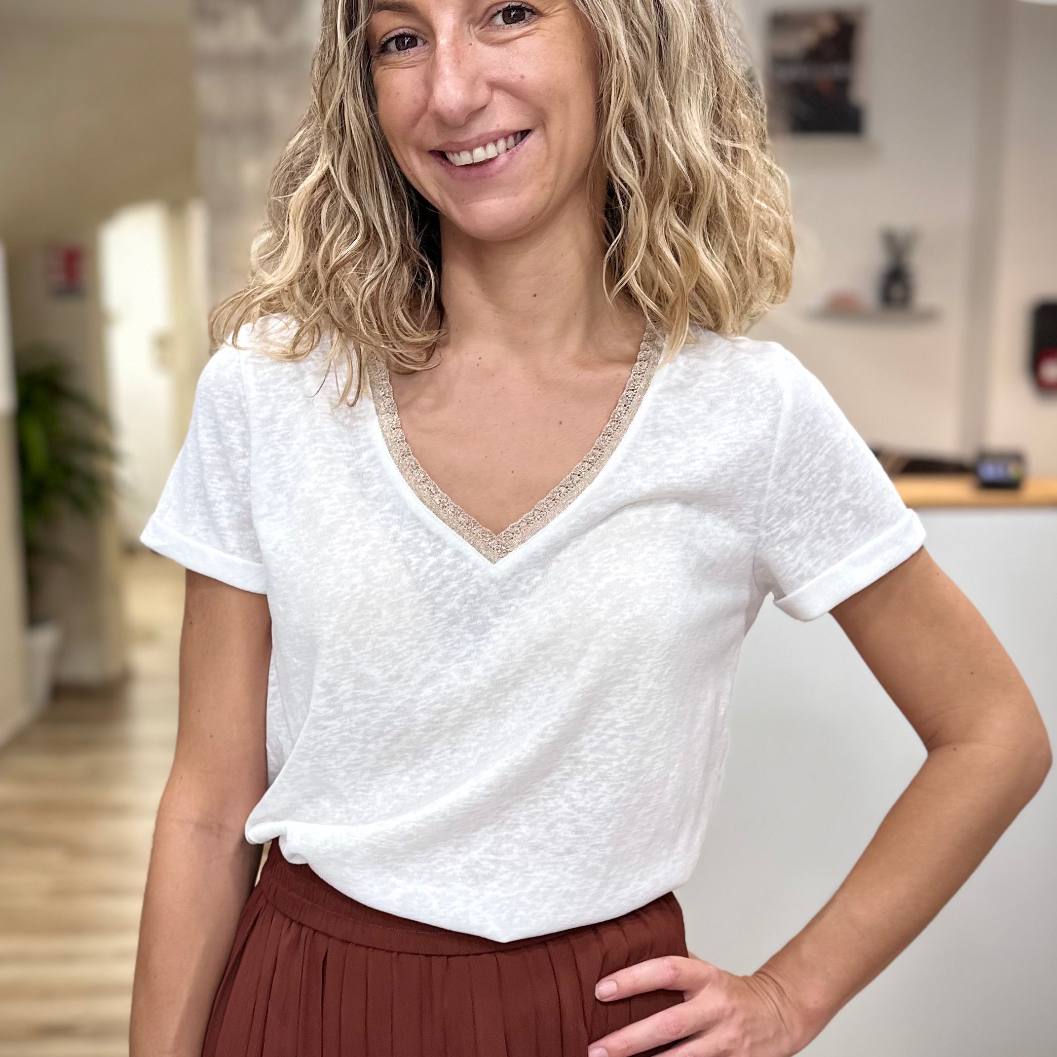 Femme portant un t-shirt ivoire col V lurex chic