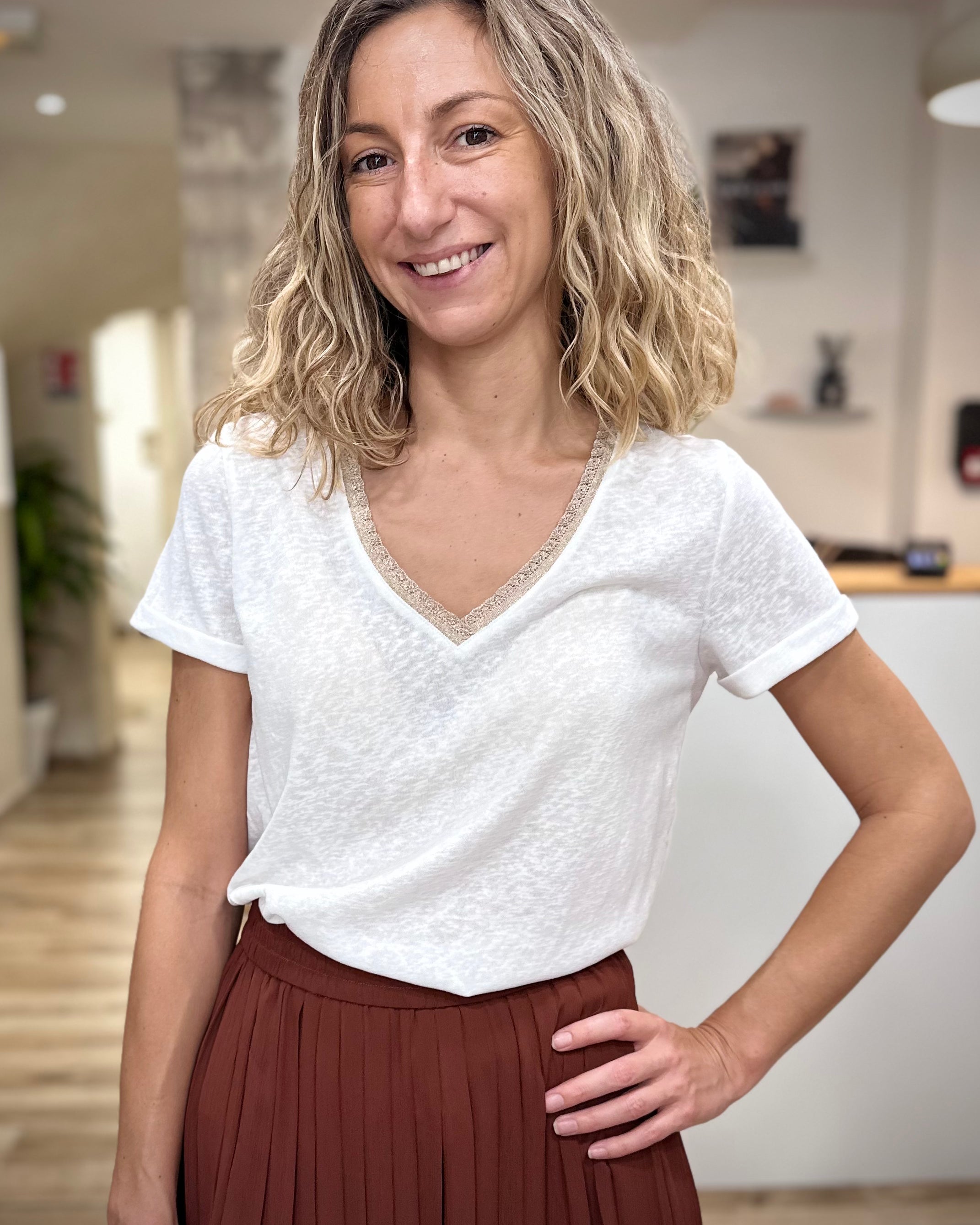 Femme portant un t-shirt ivoire col V lurex chic