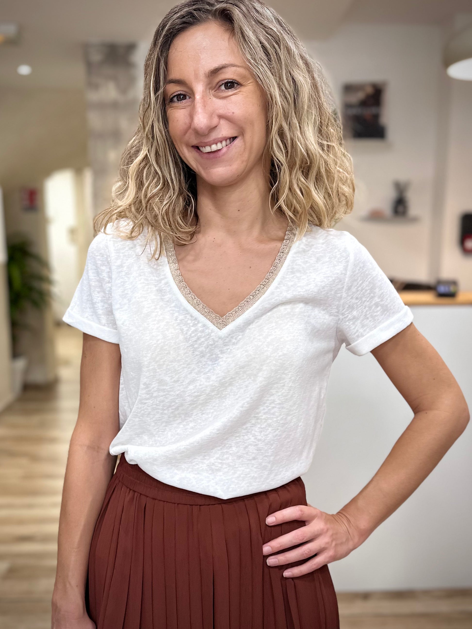 Femme portant un t-shirt ivoire col V lurex chic