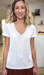 Vue de face t-shirt col V manches courtes ivoire femme