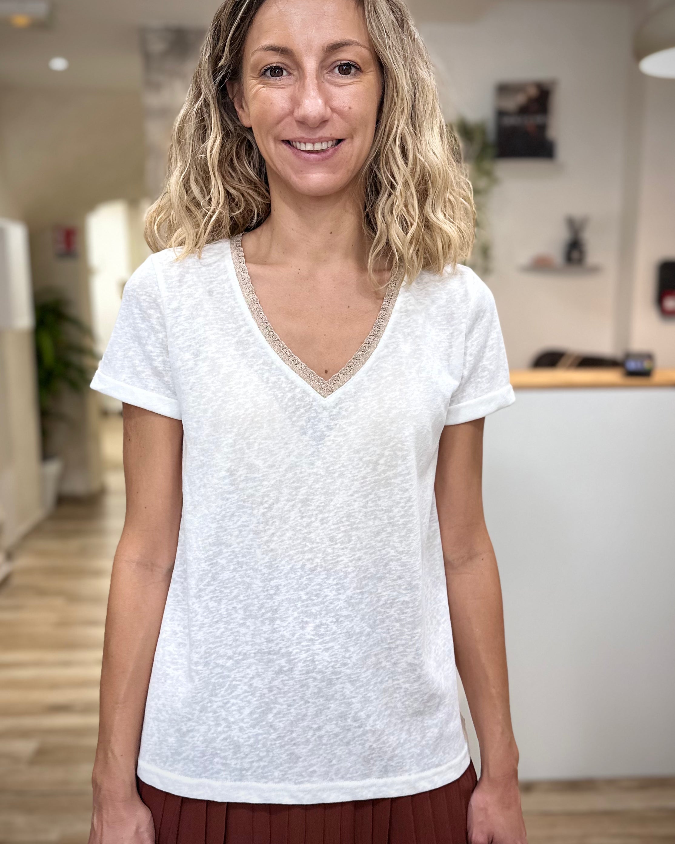 Vue de face t-shirt col V manches courtes ivoire femme