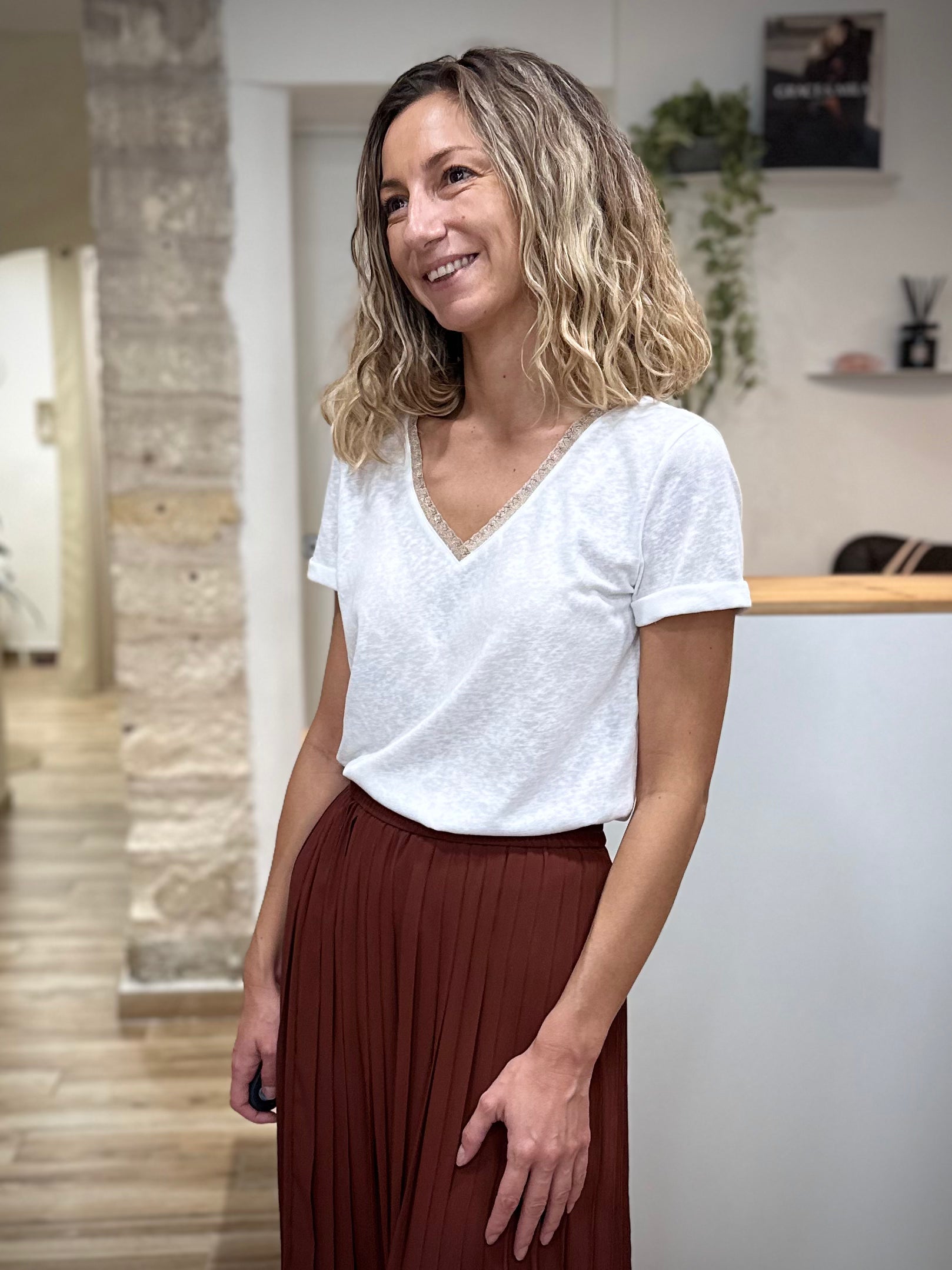 Détail manches ourlets repliés t-shirt ivoire femme