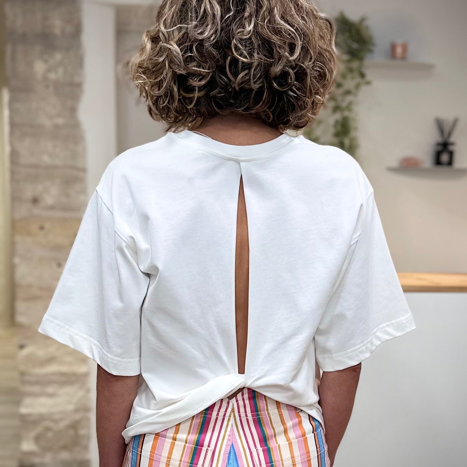 Détail dos ouvert t-shirt blanc femme