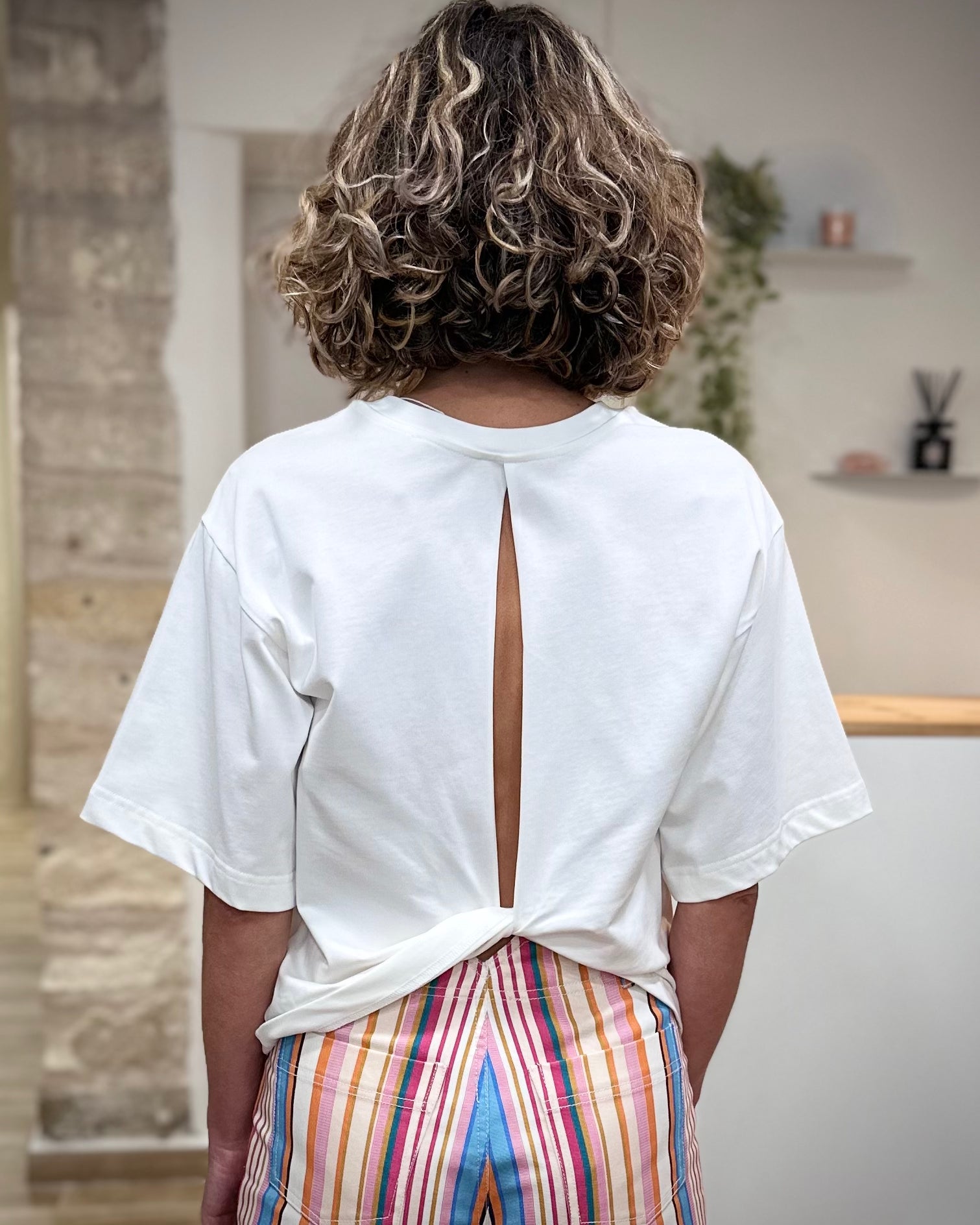 Détail dos ouvert t-shirt blanc femme