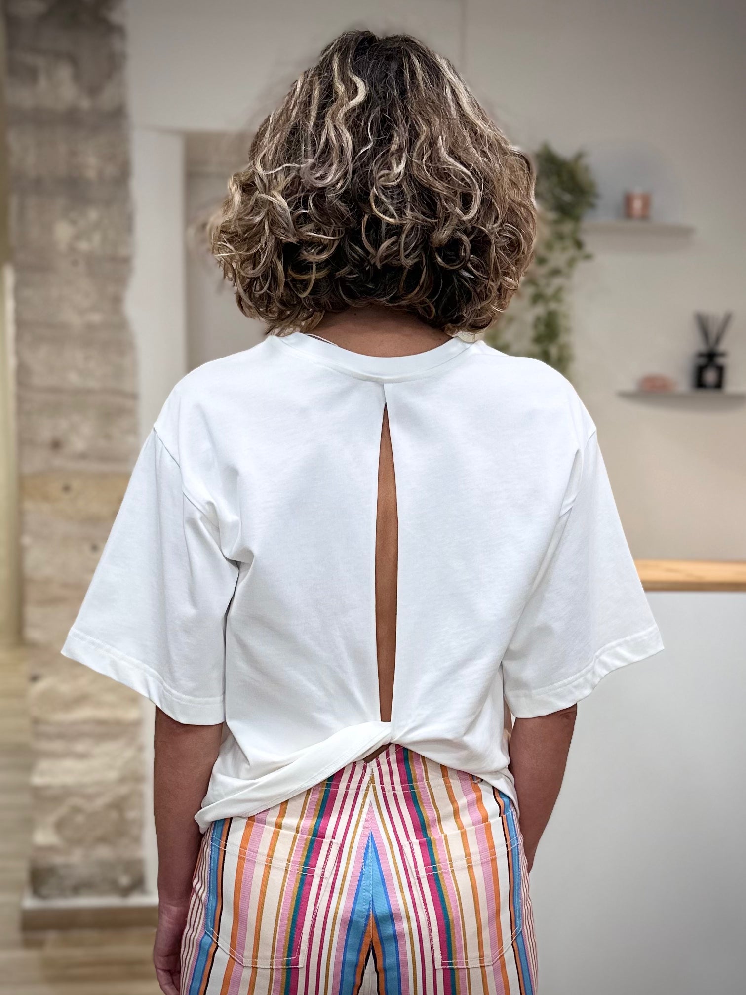 Détail dos ouvert t-shirt blanc femme