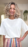 Femme portant t-shirt blanc oversize