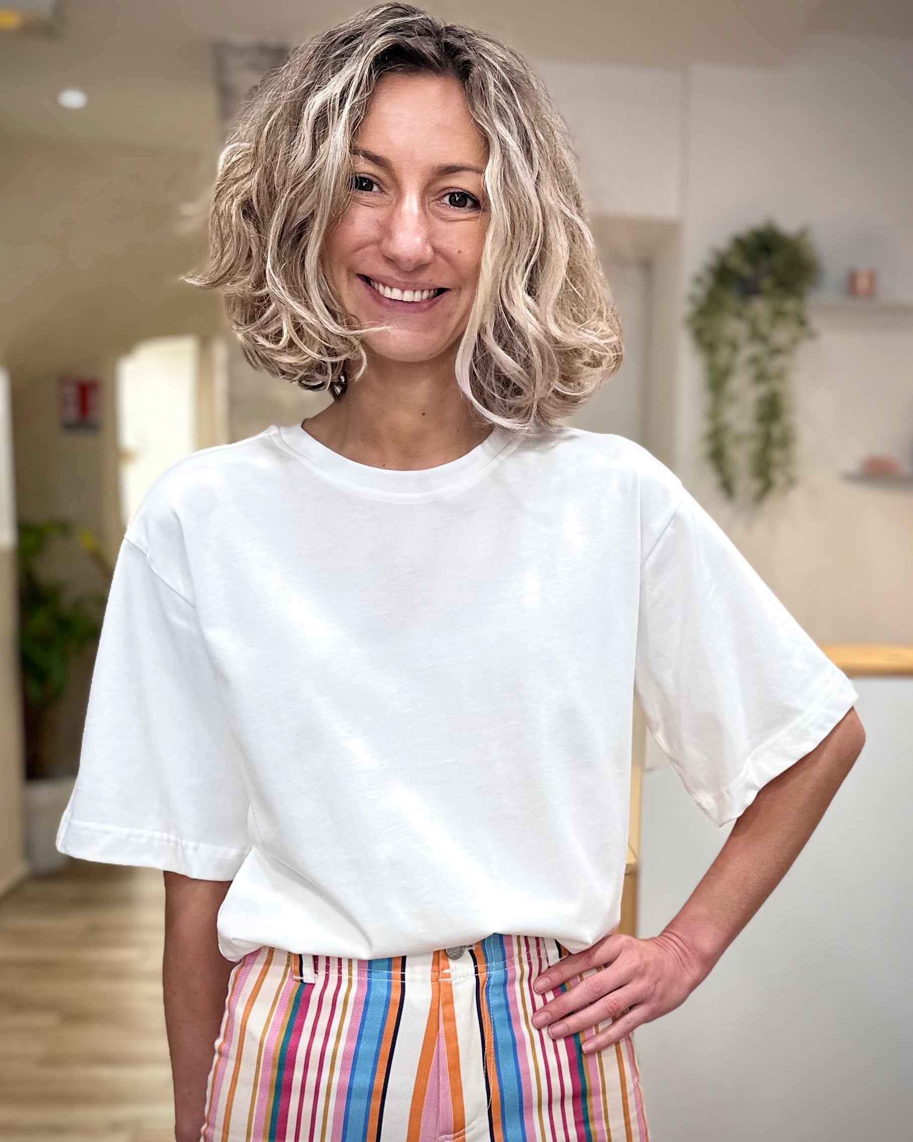 Femme portant t-shirt blanc oversize