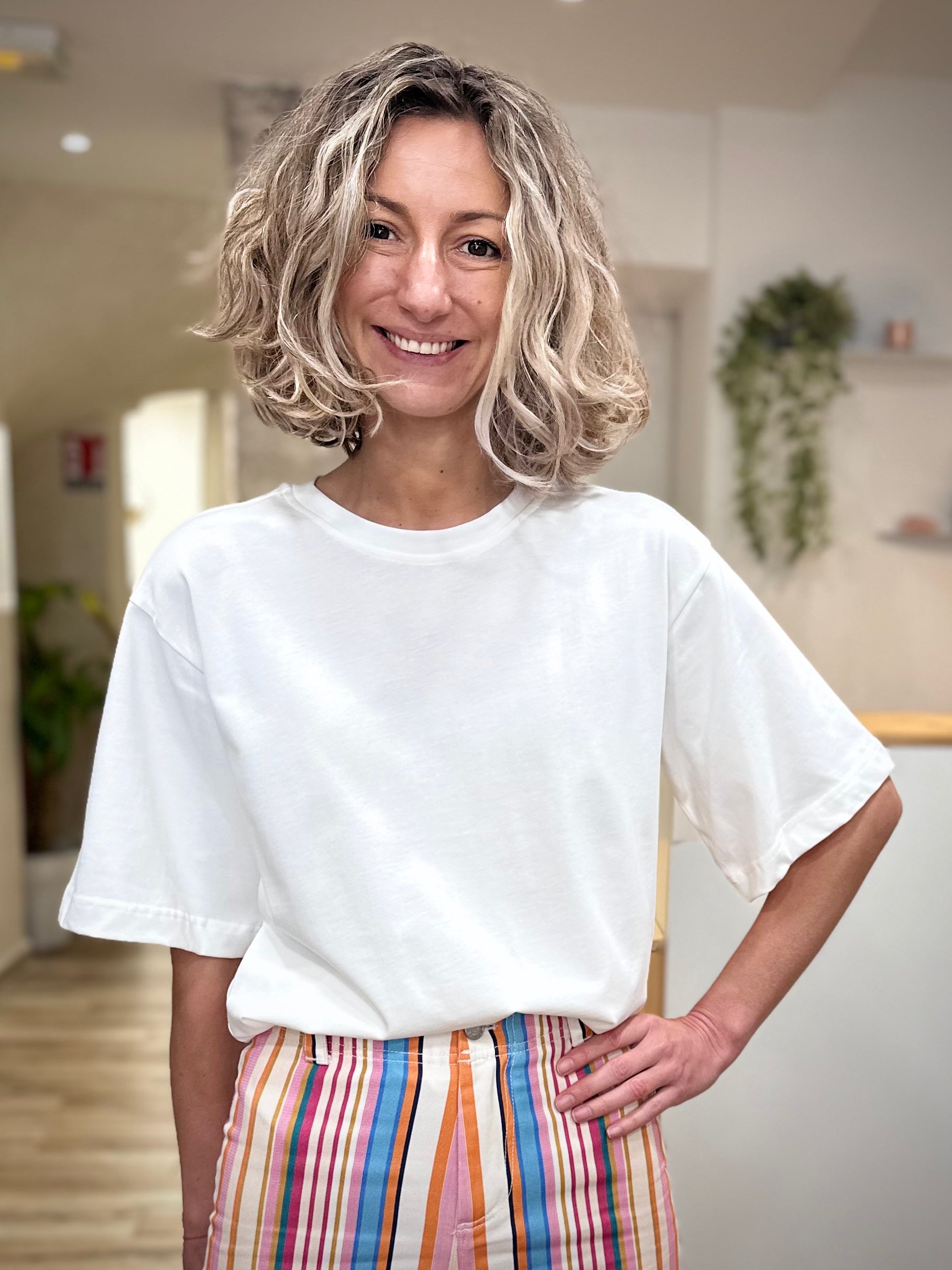 Femme portant t-shirt blanc oversize