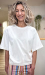 Femme portant t-shirt blanc manches larges