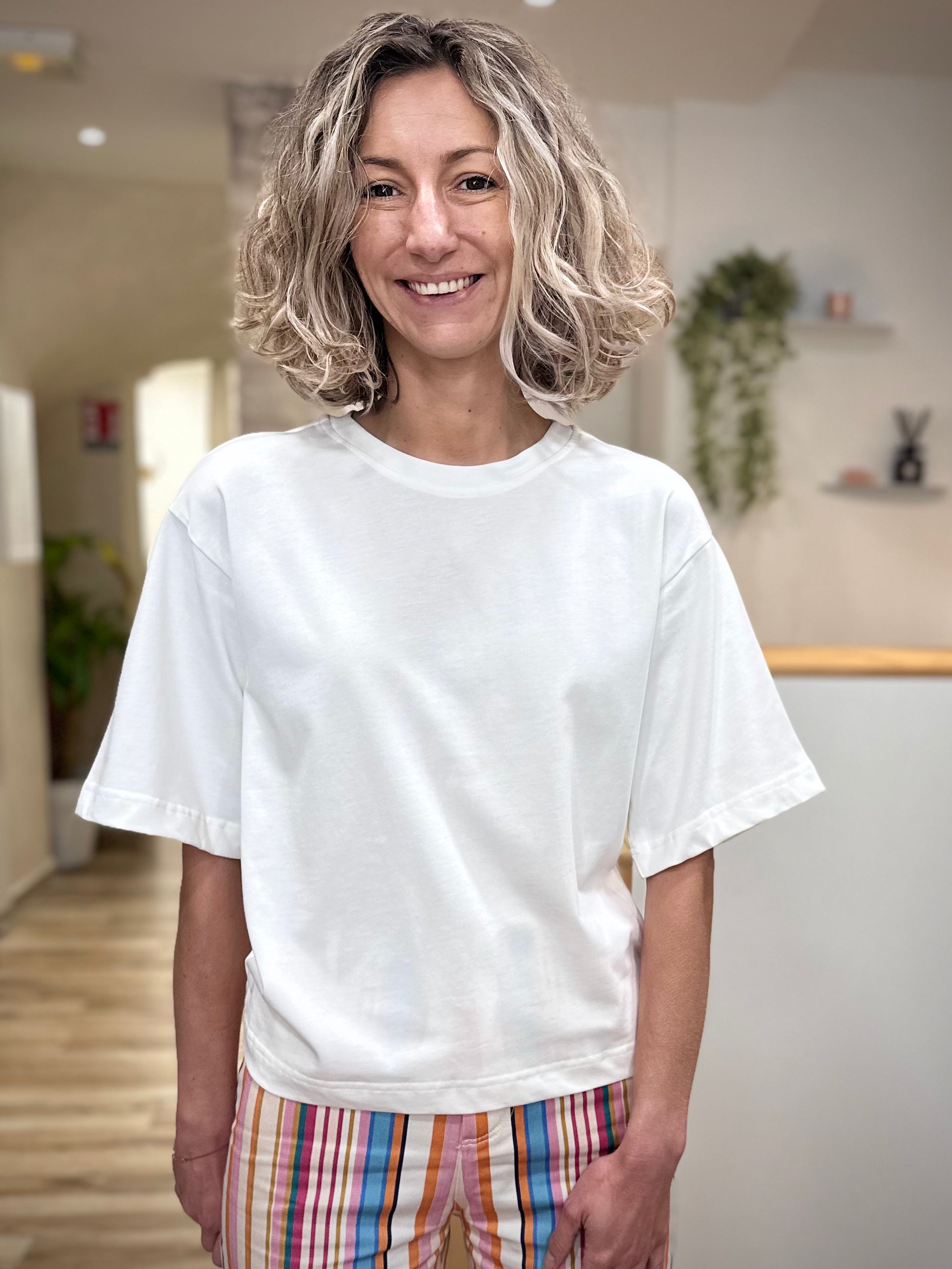 Femme portant t-shirt blanc manches larges