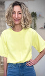 Femme portant t-shirt jaune oversize en coton 