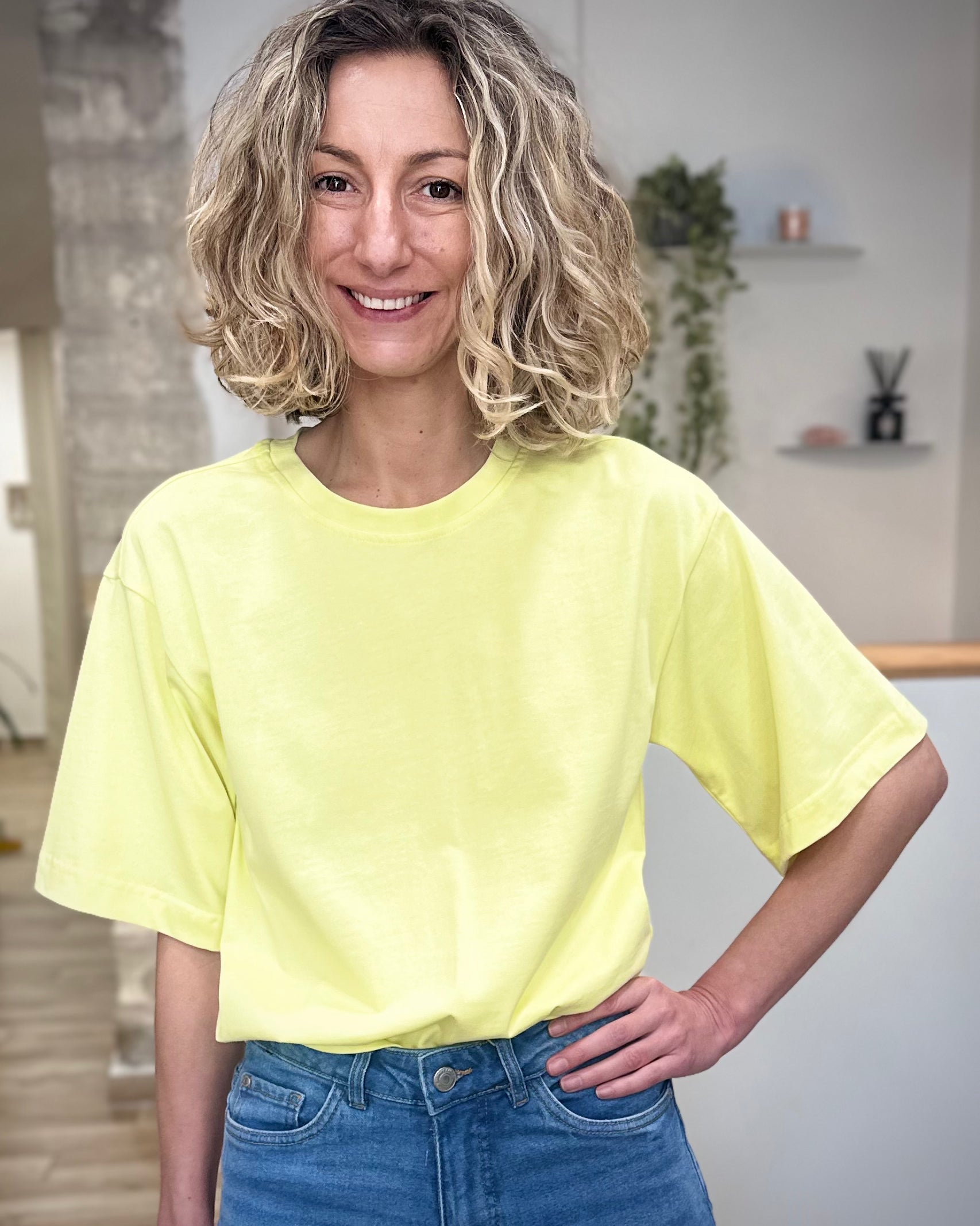 Femme portant t-shirt jaune oversize en coton 