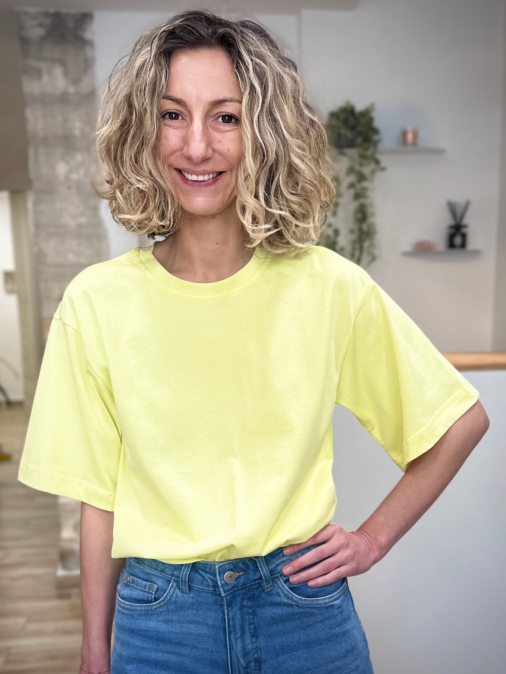 Femme portant t-shirt jaune oversize en coton 